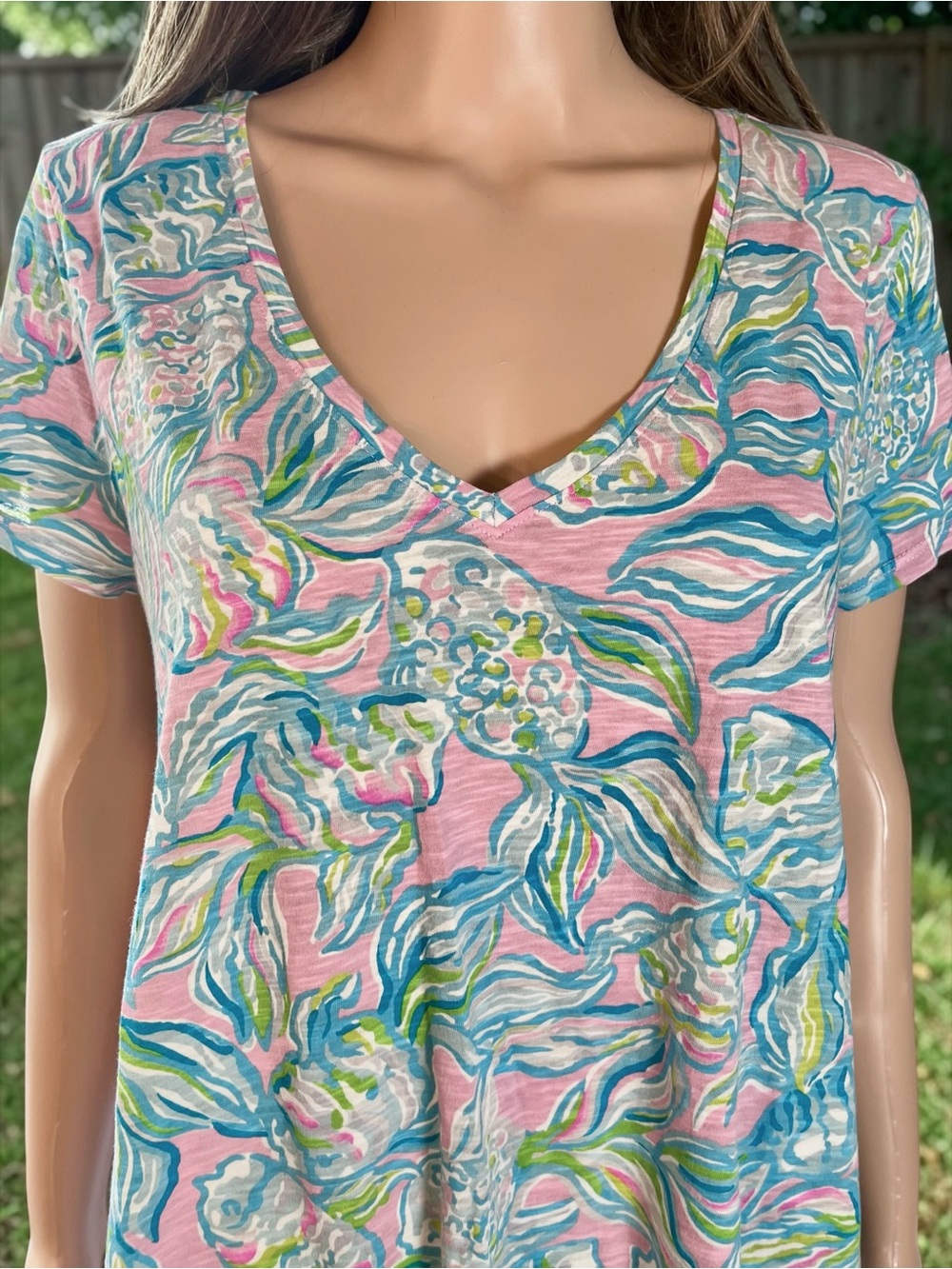 Lilly Pulitzer Fish Print V Neck Tee Size Large Pink Blue Cotton - Picture 2 of 8